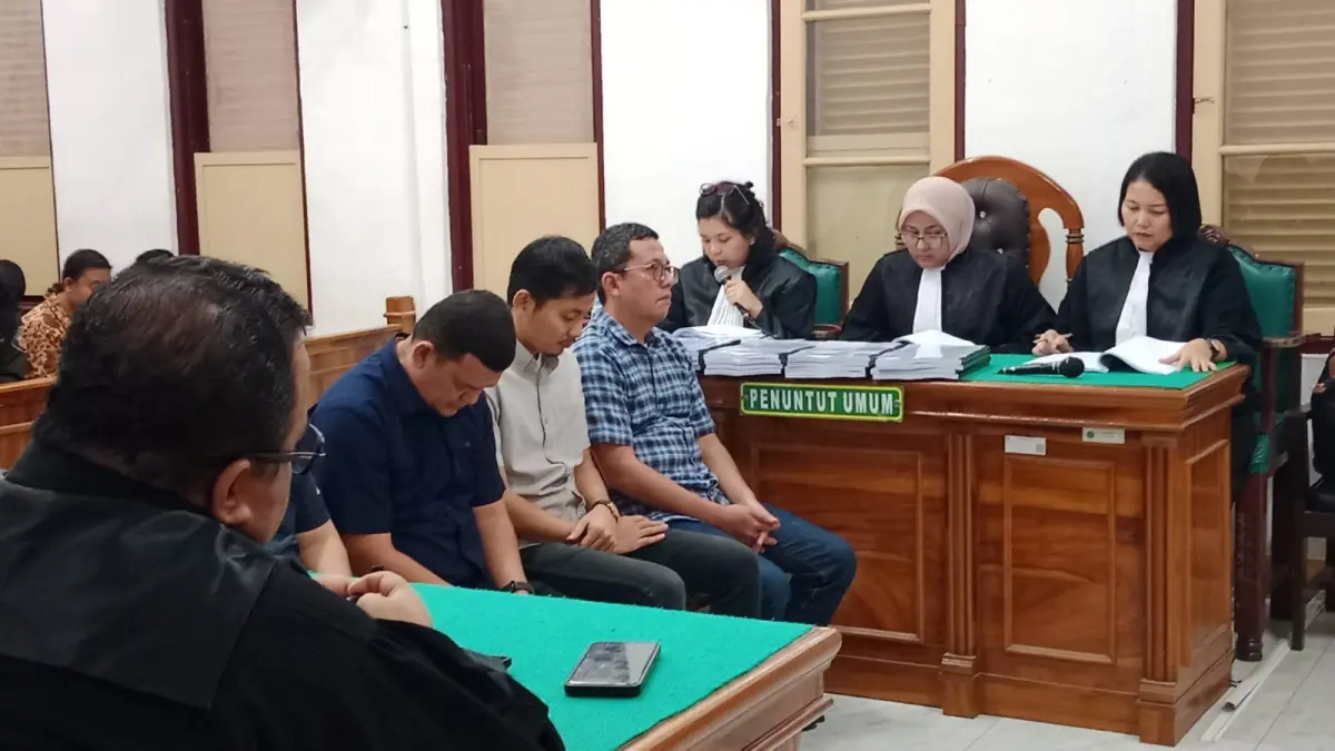 TERDAKWA: Empat terdakwa korupsi MFF 2024, menjalani sidang tuntutan di Pengadilan Tipikor Medan, Kamis (30/7/2026). (Dok: Gusman/Sumut Pos)
