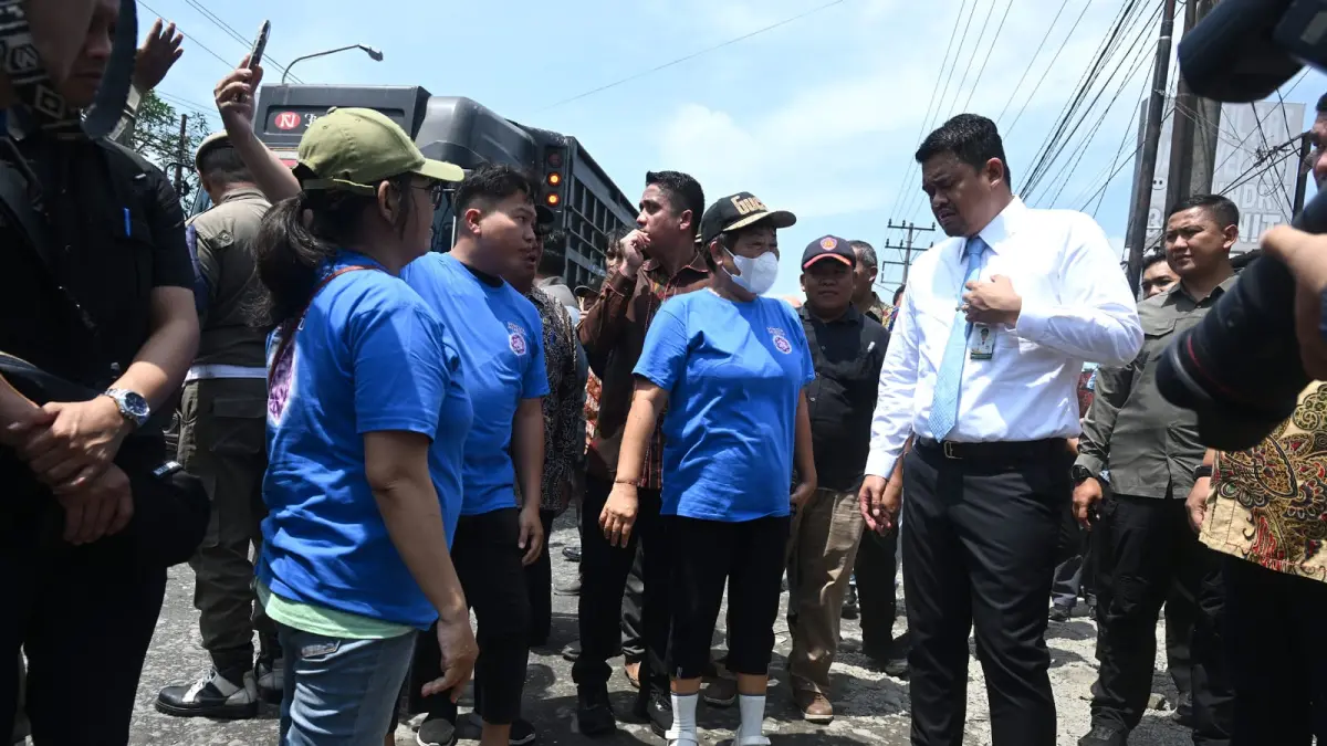 TINJAU: GubsuMuhammad Bobby Afif Nasution didampingi Kepala Dinas Bina Marga, Bina Konstruksi, dan Cipta Karya (BMBKCK) Provinsi Sumut Chandra Dalimunthe meninjau langsung kondisi Jalan Veteran Pasar 9, Kabupaten, Kecamatan Labuhan Deli, Deliserdang yang rusak, Kamis (30/7/2026).(Dok : Diskominfo Sumut)