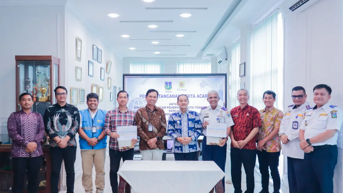 Wali Kota Tebing Tinggi H. Iman Irdian Saragih bersama Manajer PLN UP3 Pematangsiantar Ramses Manalu usai menandatangani Berita Acara Perhitungan Selisih Daya Terpasang di Kantor Wali Kota TebingTinggi, Kamis (30/7/2026). (Azan Purba /Sumut Pos)