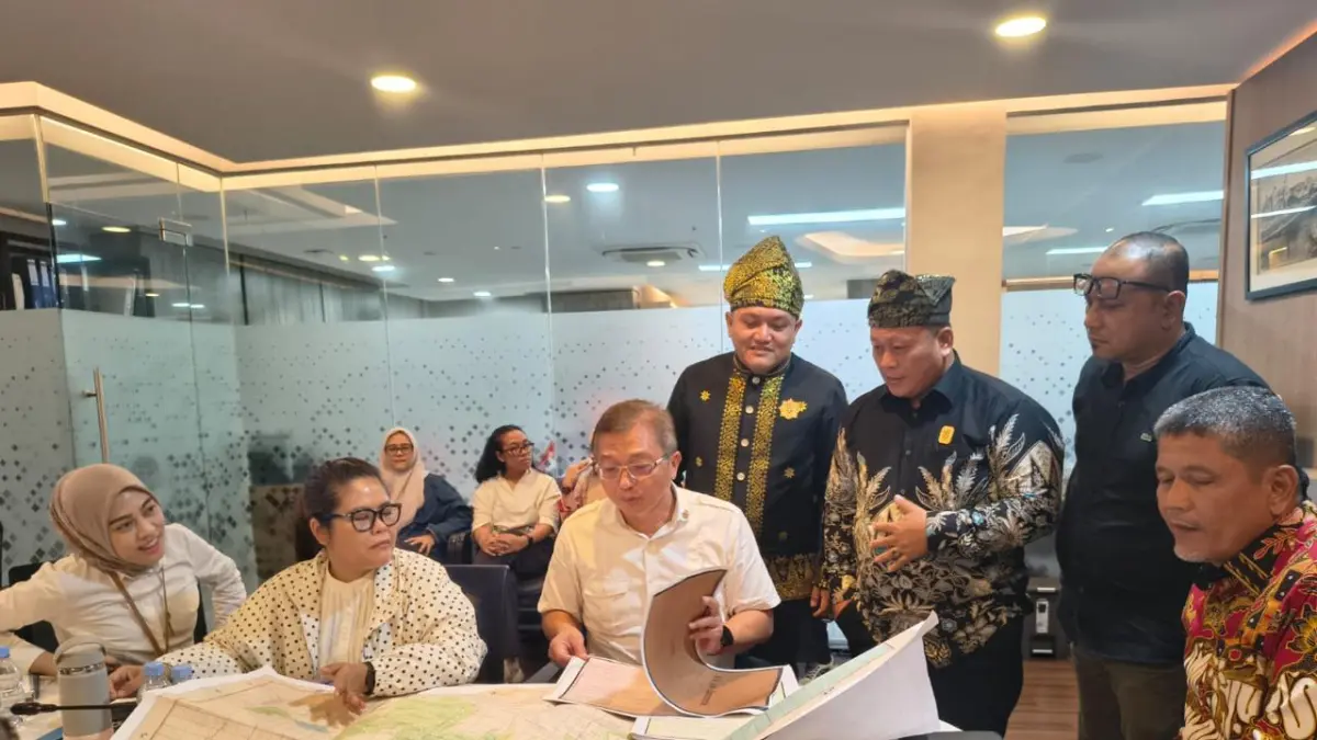 Ketua DPRD Batubara M Safii, Wakil Ketua DPRD T Rodial,Ketua Pansus Ismar Komri dan Insiator Plasma, IWO-Zhuriat Kedatukan Limapuluh dan Gemkara saat berkonsultasi dengan Nugraha, S.H., M.H, Kepala Biro Hukum didampingi Yoan Viska Amelia,  Penata Pertanahan Ahli Pertama  Pejabat Fungsional Muda  Ditjen  Penetapan Hak dan Pendaftaran Tanah (PHPT) Kementrian ATR/BPN, Kamis(30/7)2026). di Jakarta. (Liberti H Haloho/Sumut Pos)
