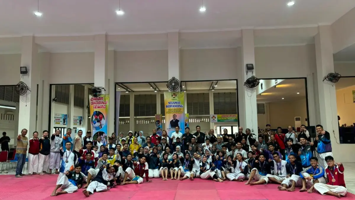 BERSAMA: Panitia bersama para peraih medali cabang Shorinji Kempo Porseni Politeknik se-Indonesia 2026 yang berakhir Jumat (31/7/2026) di Gedung Serba Guna Politeknik Negeri Medan. (Dok Panitia)