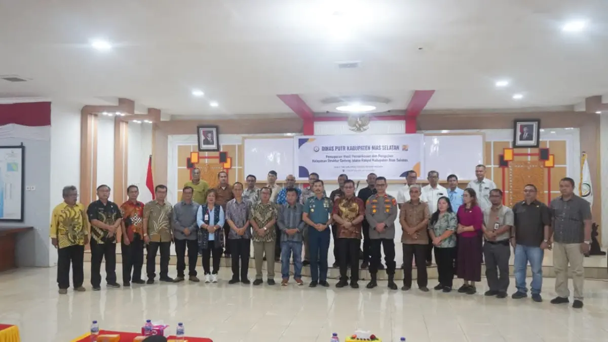 Bupati Nisel Sokhiatulo Laia bersama Kepala OPD, anggota DPRD, tokoh masyarakat berfoto bersama dengan tim ahli penelitian dari Politeknik Negeri Medan. Kamis, (30/7/2026). (Eriusman Duha/Sumut Pos) 