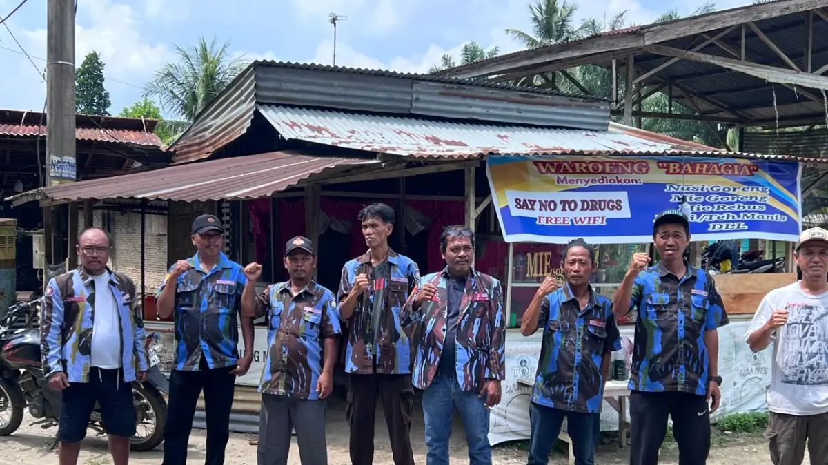 Ketua PAC IPK Limapuluh, Jumanto Simatupang didampingi Sekjen Yance Situmorang,dan Penjual Kedai Kopi Bahagia usai gotong royong bersama tambal jalan yang berlobang di perapatan Blok 8 Jalan Perintis Kemerdekaan, Kelurahan Limapuluh, Batubara. (Foto Liberti H Haloho)