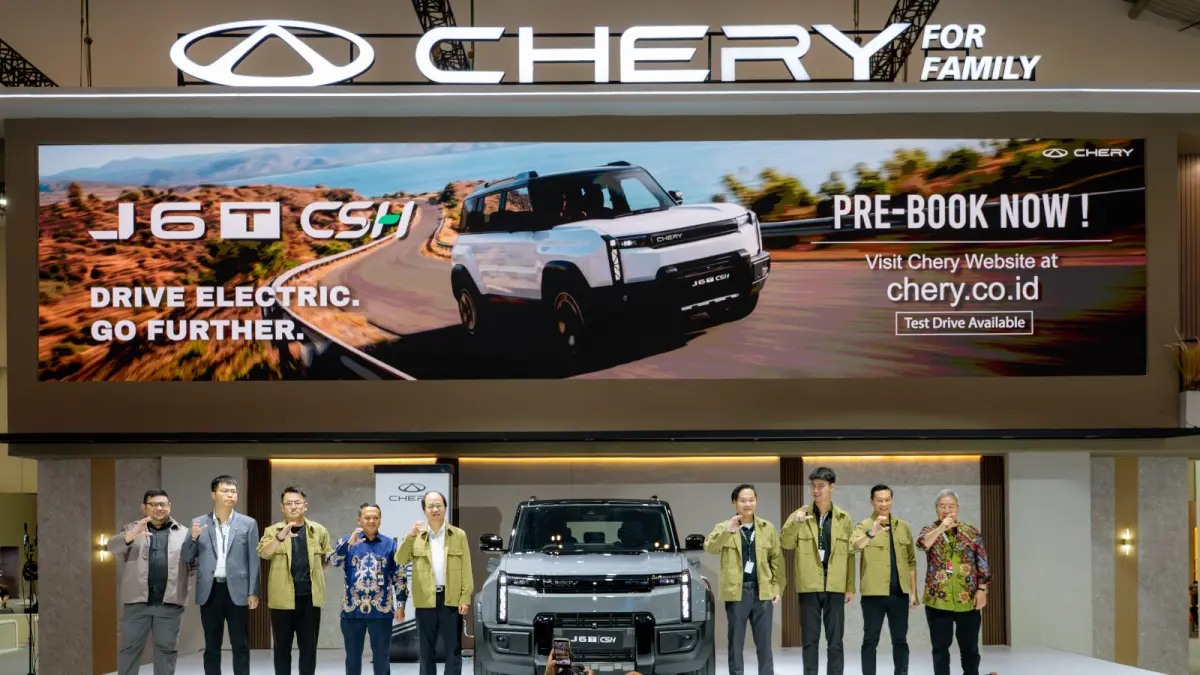 Jajaran manajemen PT Chery Sales Indonesia berfoto bersama di depan Chery J6T CSH saat peluncuran resmi di panggung booth Chery GIIAS 29/72026, di BSD City, Tangerang. (Ari Iswandi/Sumut Pos)