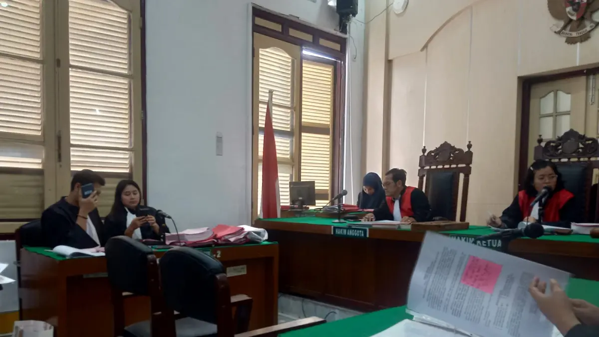 KASUS: Hakim PN Medan saat menyidangkan terdakwa kasus sabu secara secara virtual. (Dok: Gusman/Sumut Pos)
