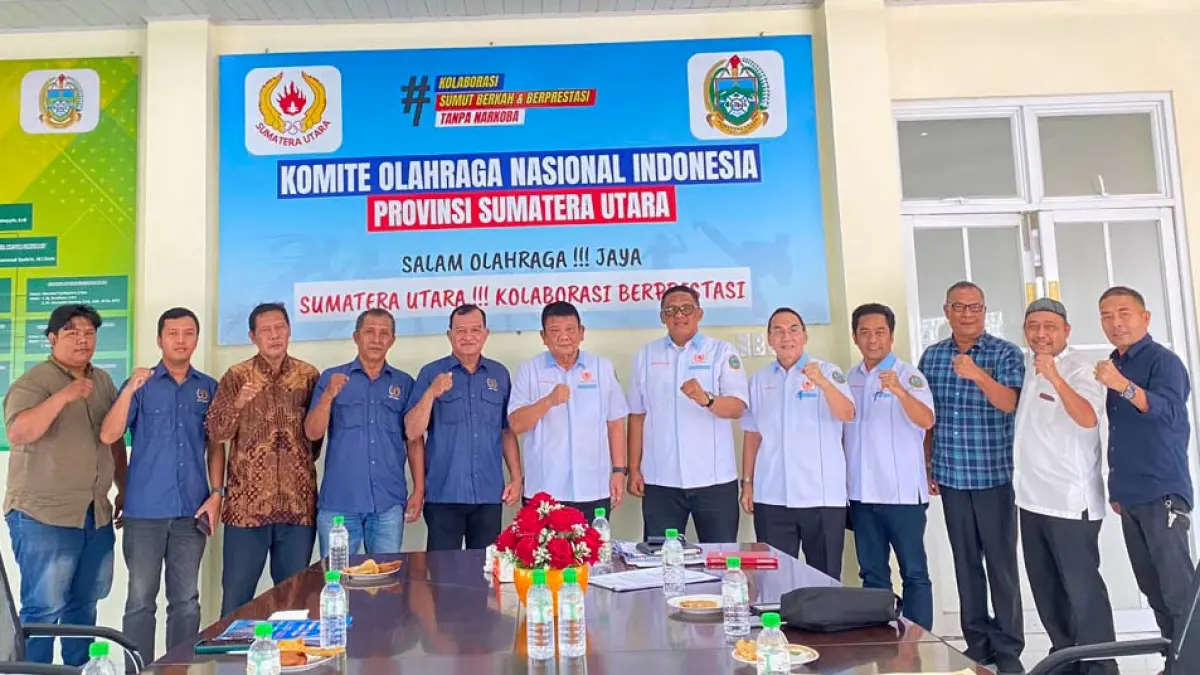 Ketua Umum KONI Sumut Kol (Purn) Hatunggal Siregar dan jajaran pengurus harianbersama Panitia Turnamen Catur SIWO PWI - STOK Bina Guna Piala Ketua PWI Sumut 2026, Jumat (31/7). (Dok Pribadi)