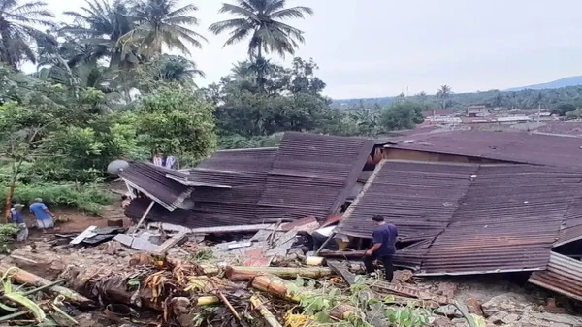 Kondisi rumah warga yang roboh saat hujan deras melanda Kota Pematangsiantar. (Pra Evasi/Sumut Pos)

&nbsp;