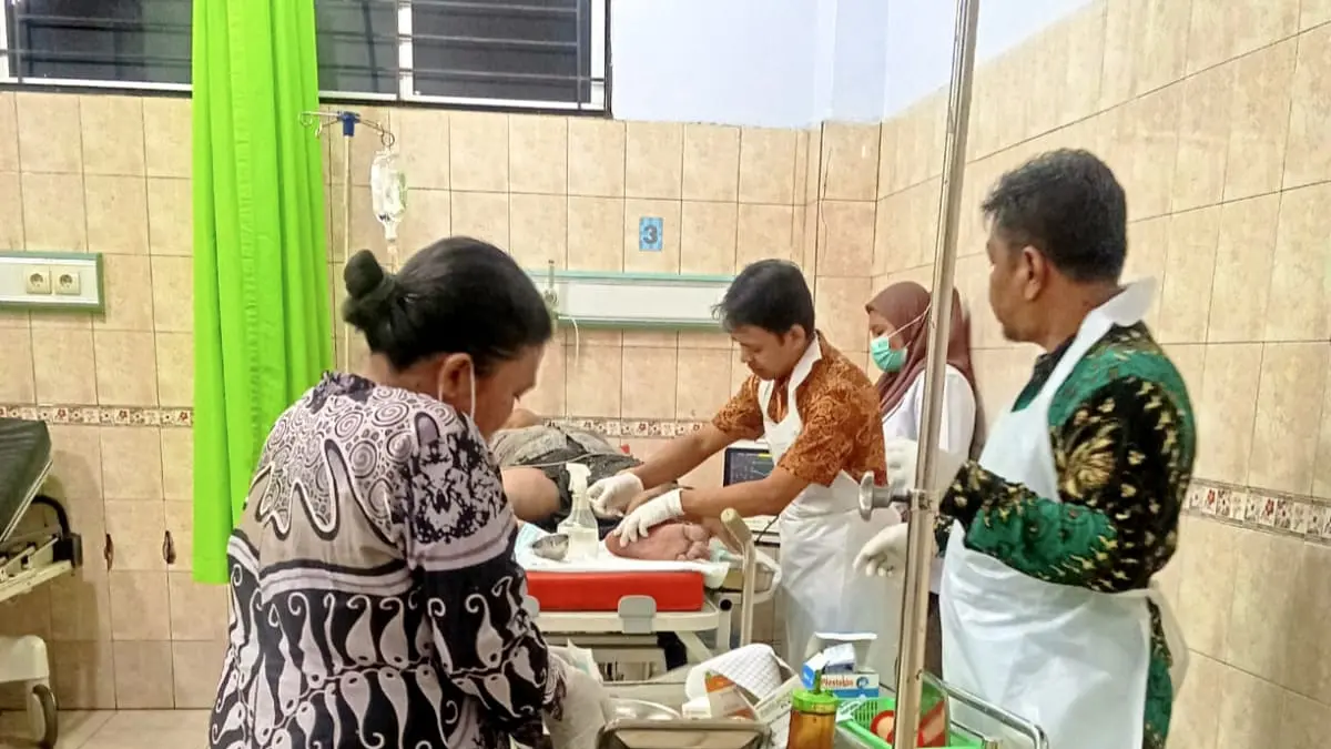 
Korban ditimpa pohon saat mendapat penanganan medis di RSUD Djoelham. (Diskominfo Binjai/Sumut Pos)