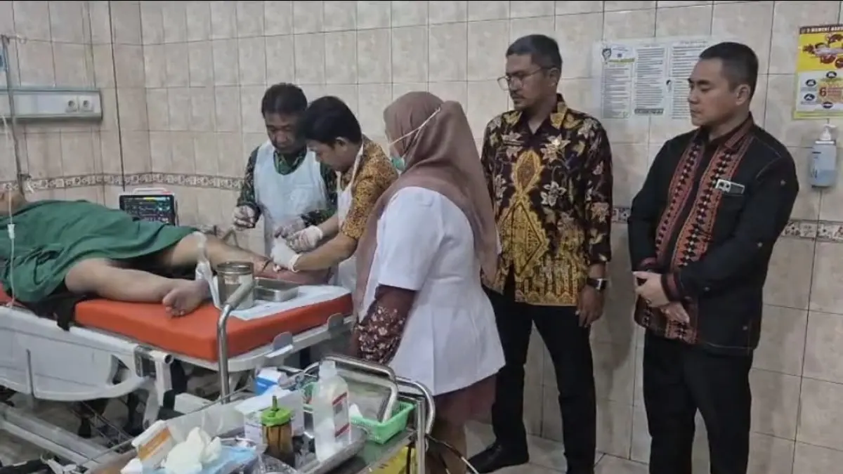 
Korban pohon tumbang saat mendapat penanganan medis di IGD RSUD Djoelham. (Diskominfo Binjai/Sumut Pos)
