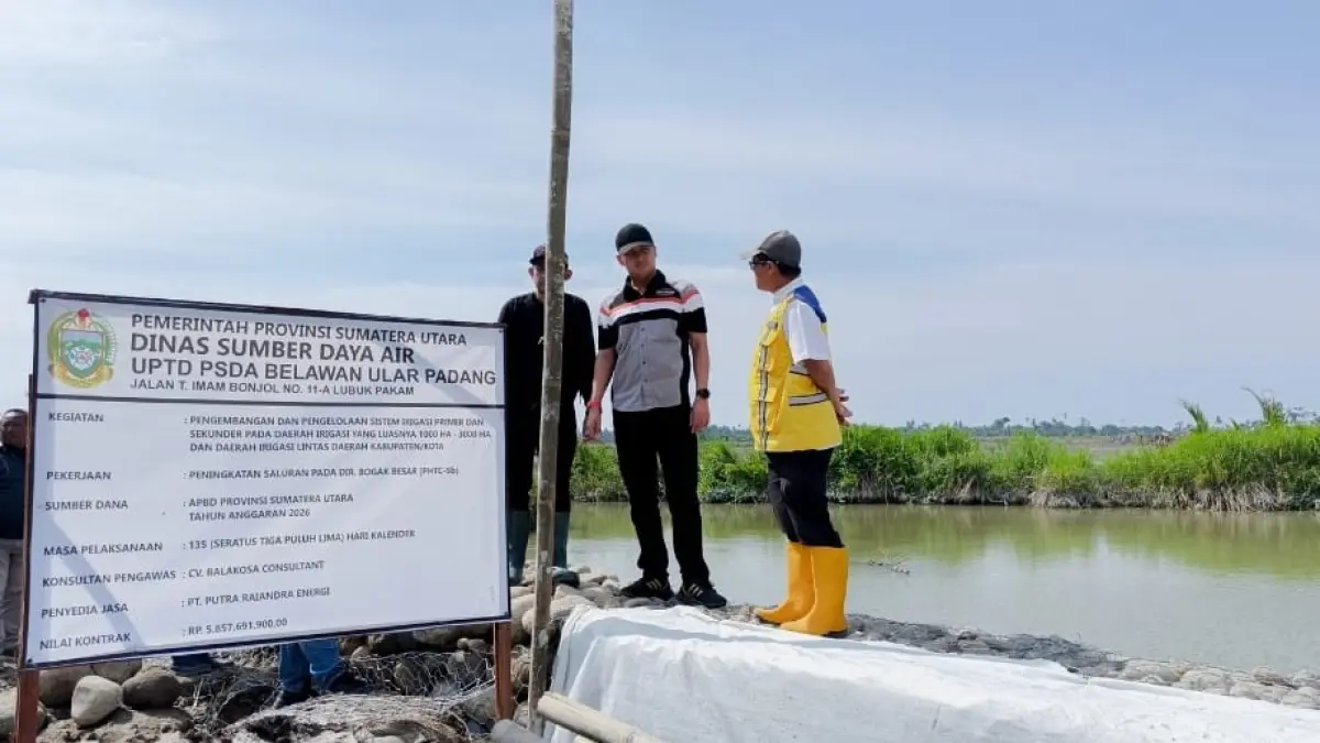 TINJAU: Plt Kepala Dinas Sumber Daya Air (SDA) Sumut saat meninjau pekerjaan peningkatan saluran pada Daerah Irigasi (DI) Rawa Bogak Besar di Kabupaten Serdangbedagai. (Dok: Dinas Sumber Daya Air (SDA) Sumut).
