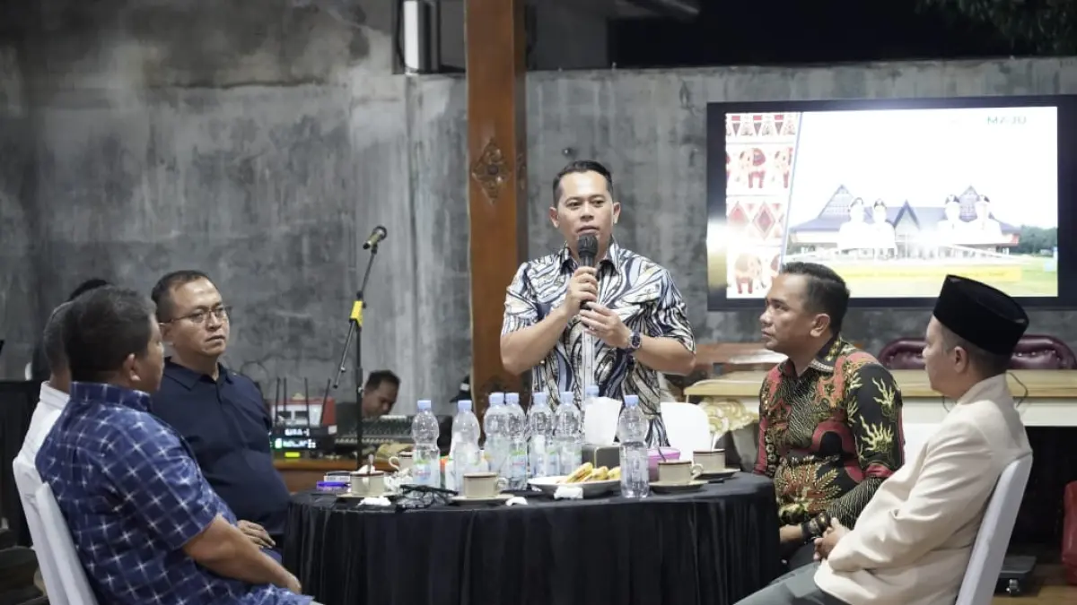 DIALOG: Bupati Palas saat menggelar dialog pelebaran jalan utama Pasar Sibuhuan, Jumat (31/7/2026). (Dok: Pemkab Palas)


