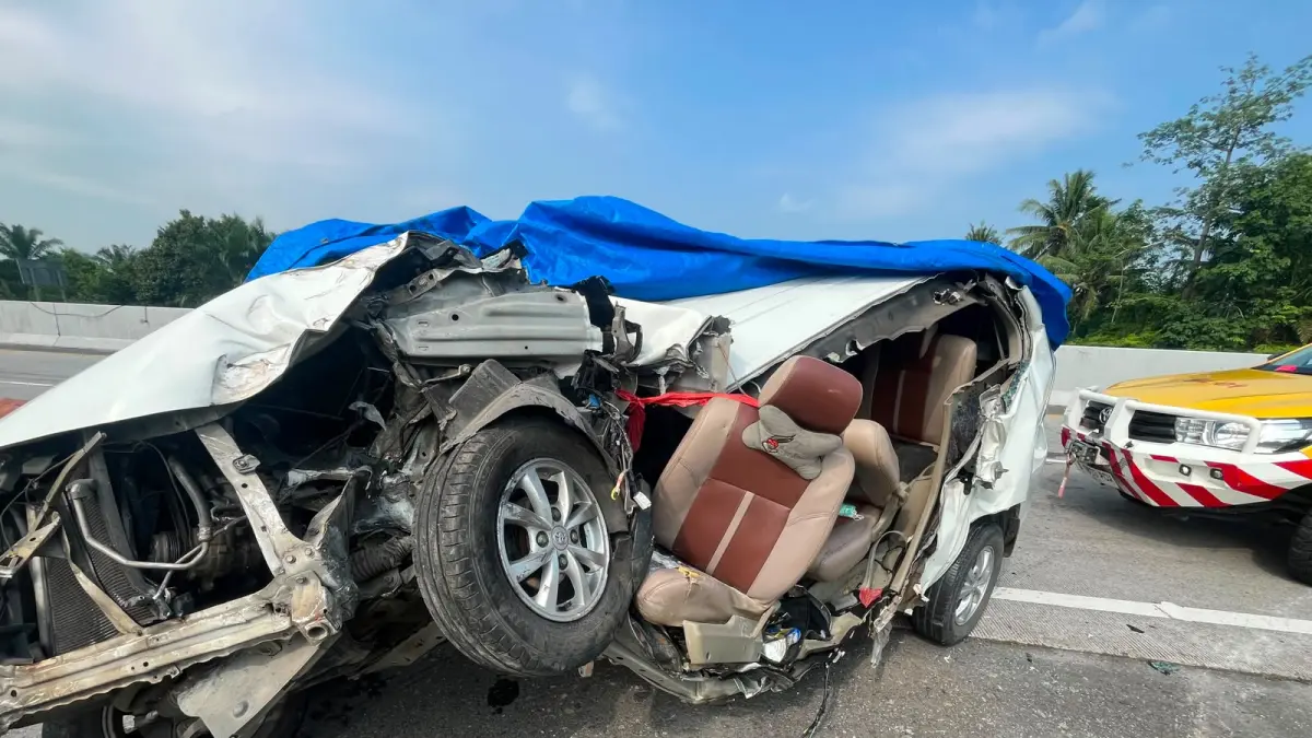 HANCUR: Toyota Avanza warna putih, bagian depan ringsek parah. Mesin, radiator, dan sasis depan hancur. Bagian kabin ditutup terpal biru usai kecelakaan. (Dok: Humas Polres Sergai)
