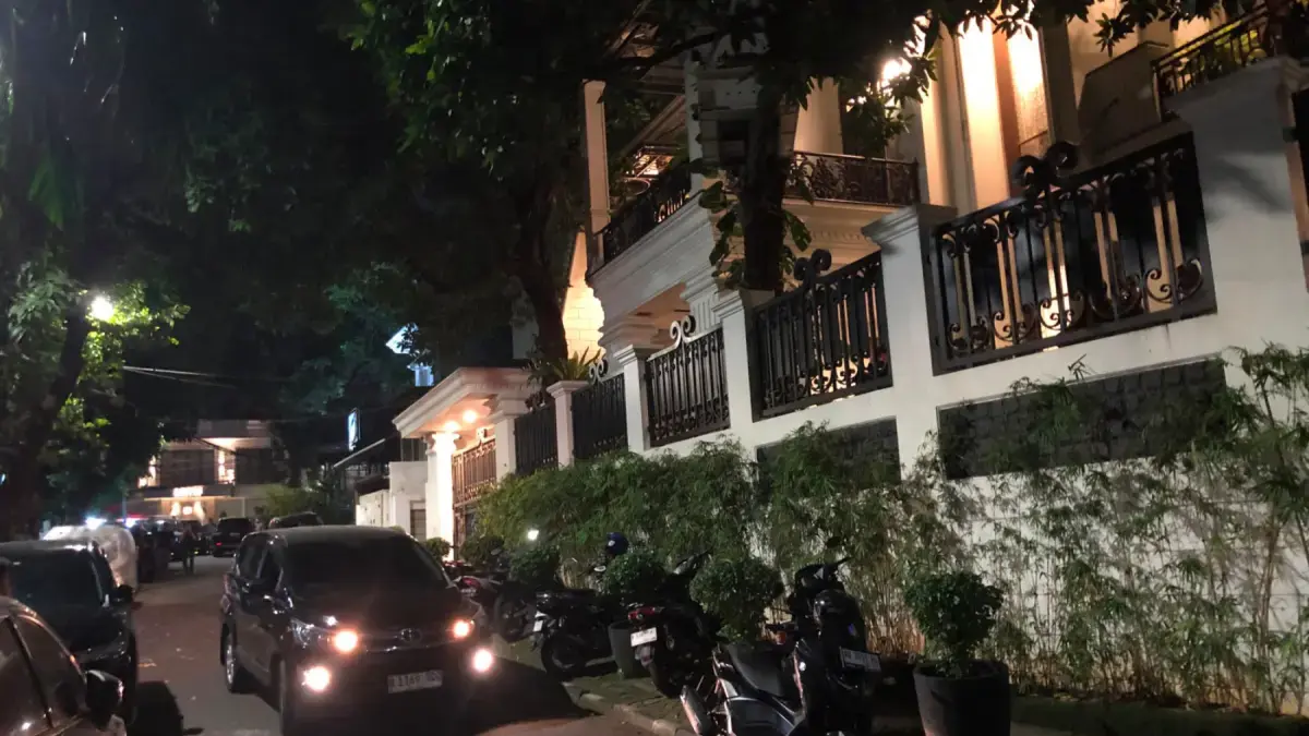 MANTAN: Aktivitas di sekitar rumah mantan Jampidsus Kejagung Febrie Adriansyah pada Rabu (8/7) malam. (Sahrul Yunizar/JawaPos.com)