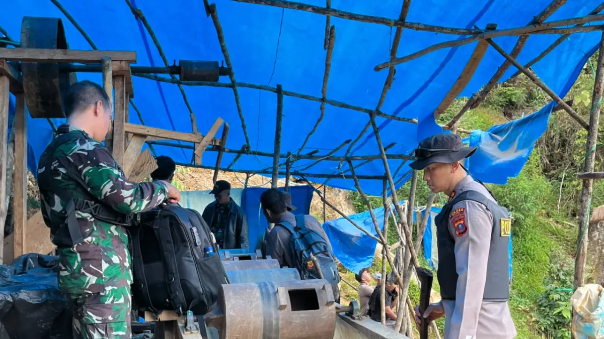 RAZIA: Kapolres Dairi AKBP Otniel Siahaan (kanan) saat merazia lokasi penambangan emas ilegal di kawasan hutan lindung di Kecamatan Pegagan Hilir, Jumat (31/7/2026). (Dok: Rudy Sitanggang/ Sumut Pos) 