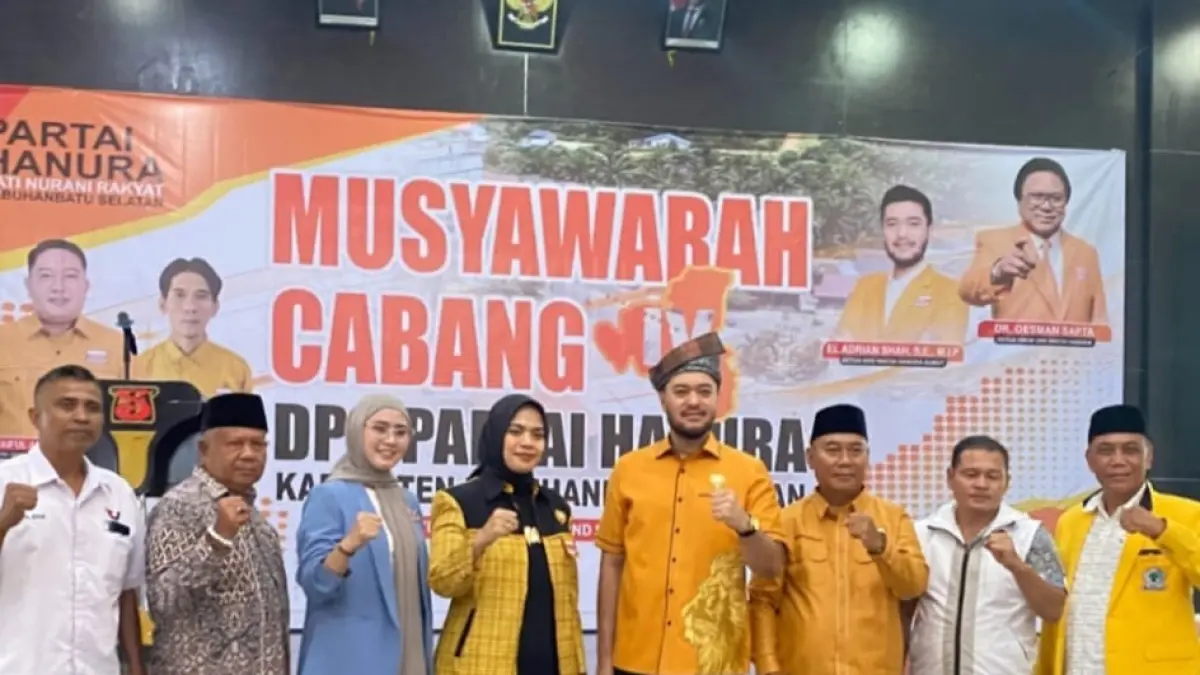 Ketua DPD Hanura Sumut El Adrian Shah beserta ketua terpilih DPC Hanura Labusel Irmayanti br Regar foto bersama dengan pengurus partai politik. Haji Sutiman (golkar), Haji Zahro (Perindo), Ayu Syafitri (Perindo), Zulkiflih Nasution (Gerindra). (Khairuddin/Sumut Pos)