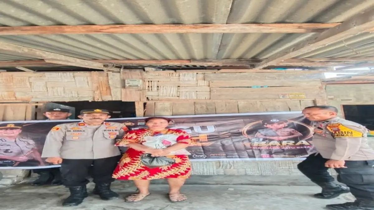 Kapolsek Medang Deras  AKP A.H. Sagala bersama Kanit Binmas AIPTU Freddy Manurung dan Bhabinkamtibmas AIPDA Swandy Sitorus melaksanakan kegiatan Minggu Kasih di Dusun Pangkal Titi, Desa Sei Buah Keras, Kecamatan Medang Deras,(Minggu (2/8/2026). (Foto Humas Polres Batubara)