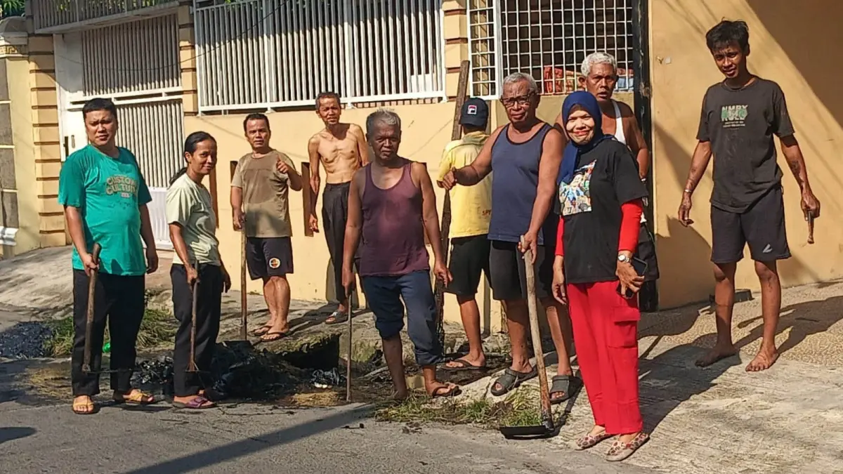GOTONG ROYONG: Kepling 3 TSM III Kecamatan Medan Denai Ummylurita Panggabean bersama warganya diabdikan di sela-sela gorong royong di Jalan Rawa I, Minggu (2/8/2026). (Dok Warga)