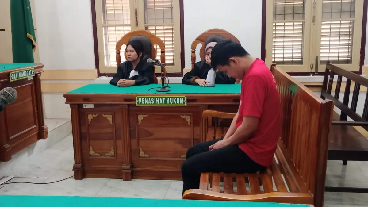Hendrik terdakwa kurir sabu saat menjalani sidang di PN Medan. (Dok: Gusman/Sumut Pos)
