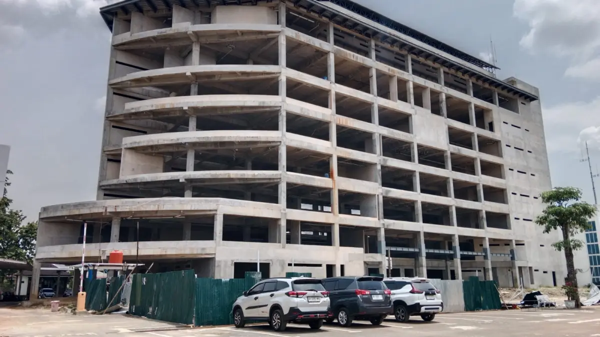 BANGUN: Gedung baru Kejati Sumut di Jalan AH Nasution Medan, yang masih dalam tahap pembangunan. (Dok: Gusman/Sumut Pos)
