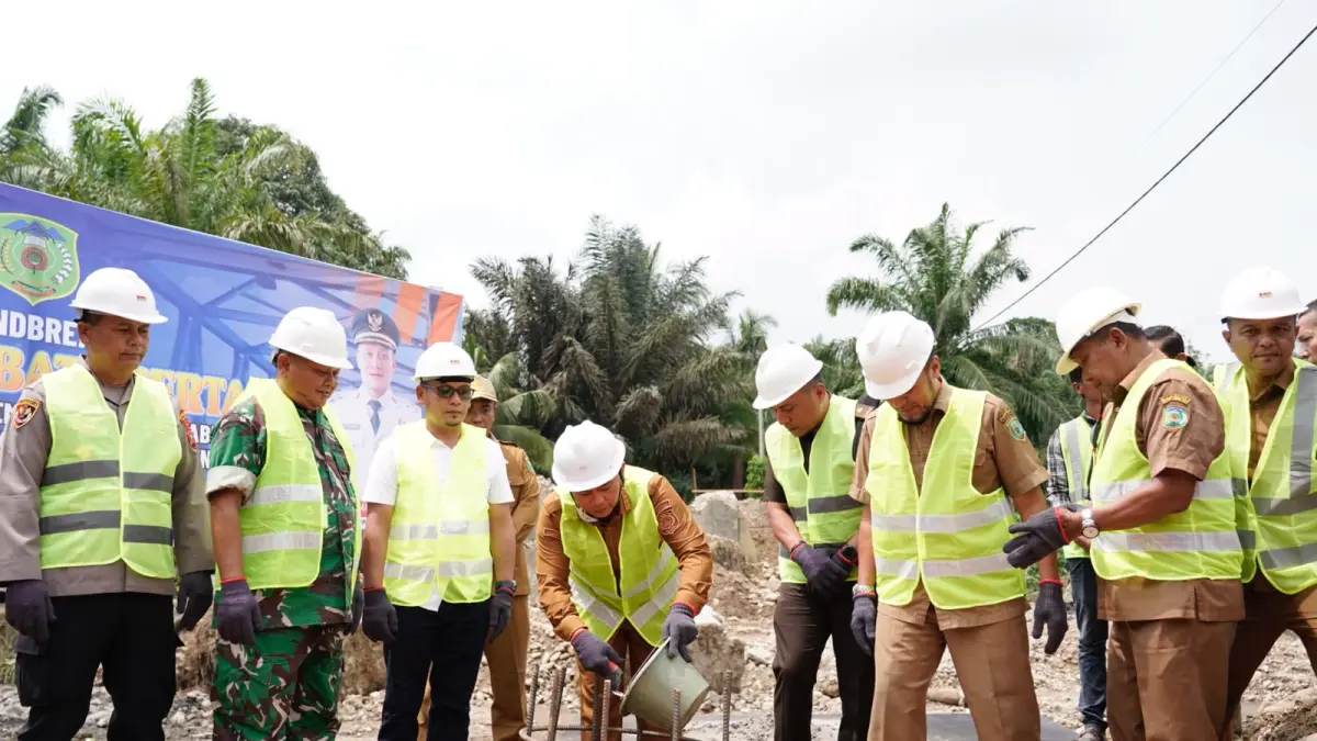 Bupati Padang Lawas, Putra Mahkota Alam Hasibuan letakkan Batu Pertama Jembatan Baang Bulu Baru, Senin 3 Agustus 2026. (Mitra Harahap/Sumut Pos)