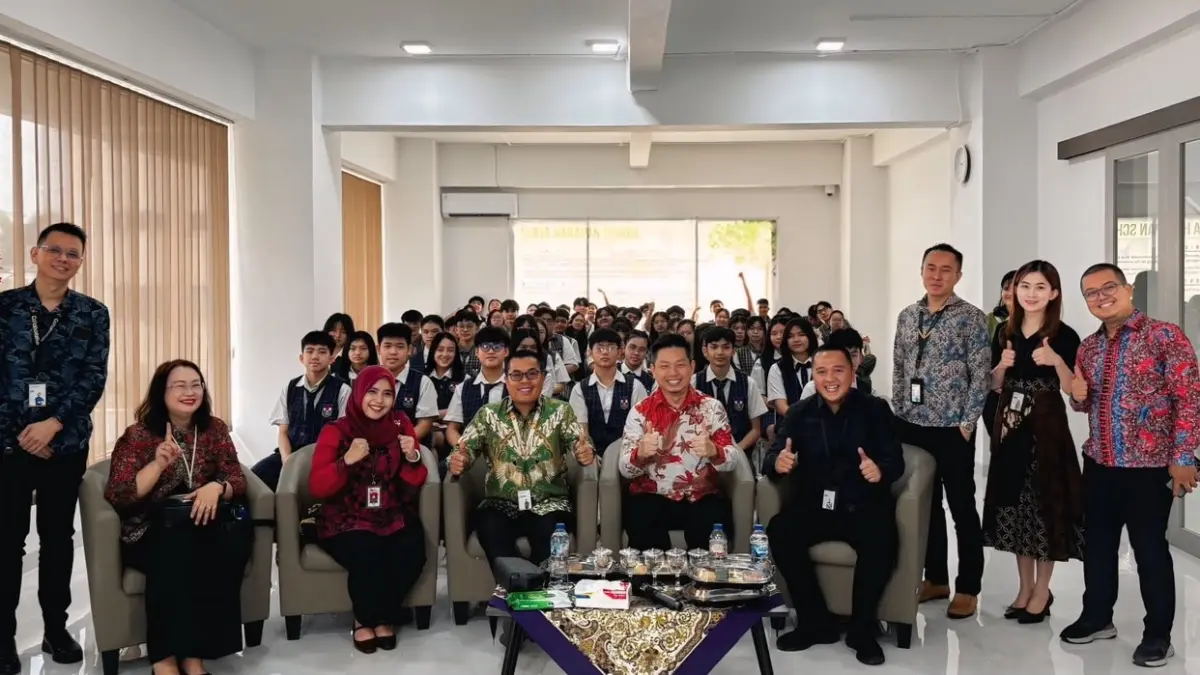 Ketiga dari kiri: Helmiyani (Deputi Kepala OJK Provinsi Jambi); keempat dari kiri: Thamrin Tambunan (Regional Corporate Officer, Danamon Sumatera wilayah 2, kelima dari kiri: Agus (Kepala Yayasan Suria Harapan School); keenam dari kiri: Iqbal Maulana (Sustainability Finance Head Danamon)  pada acara literasi keuangan di Sekolah Suria Harapan School, Jambi. ( Foto : Danamon)