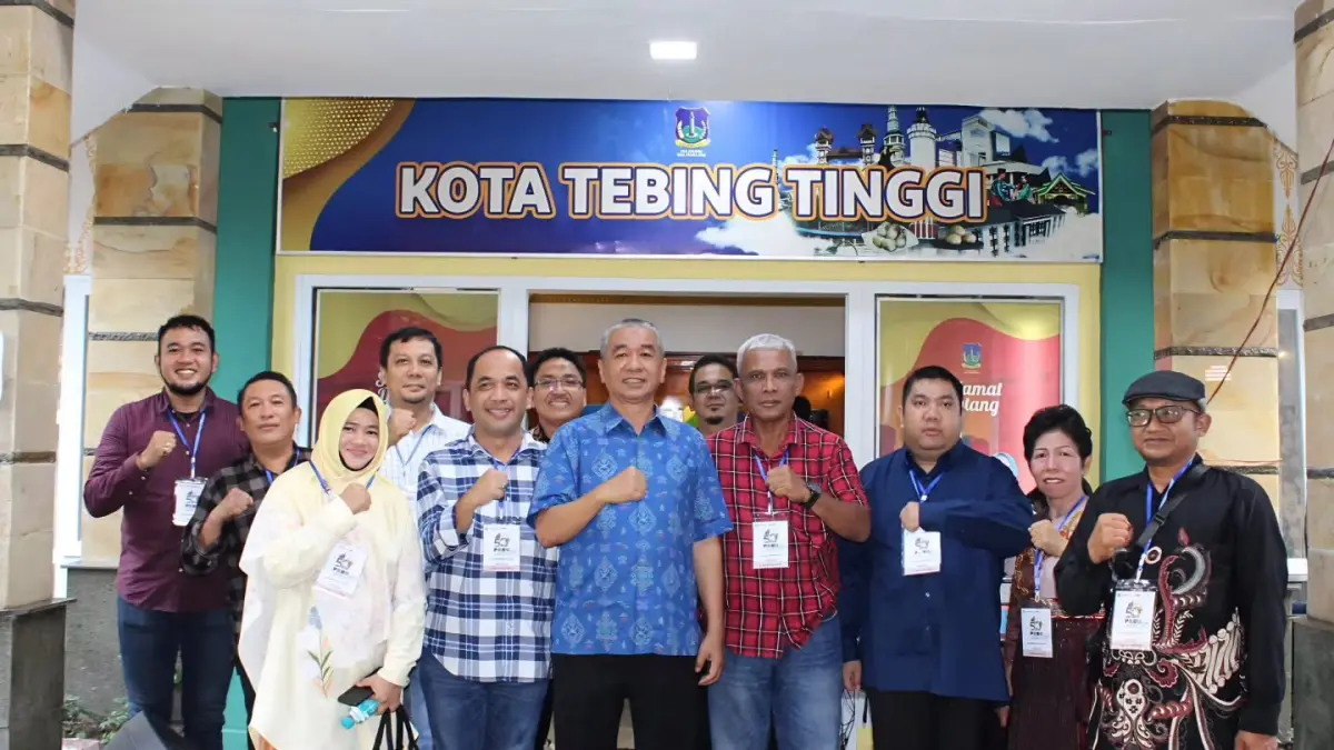 SekdakoTebingTinggi, Erwin Suheri Damanik, berfoto bersama jajaran Pemerintah Kota Tebingtinggi usai menghadiri penutupan Pekan Raya Sumatera Utara (PRSU) ke-50 Tahun 2026 di Arena PRSU Tapian Daya, Medan, Minggu (2/8/2026). (Azan Purba/Sumut Pos)