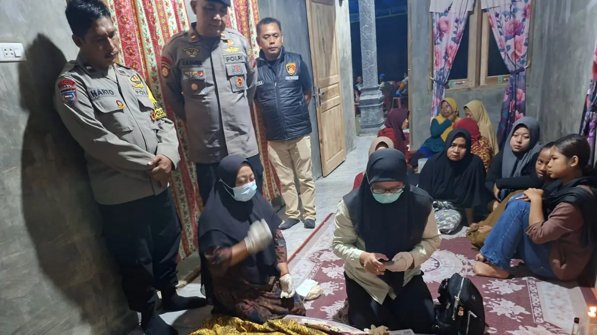 
Suasana di rumah duka korban anak tenggelam di kolam ikan. (Humas Polres Langkat/Sumut Pos)