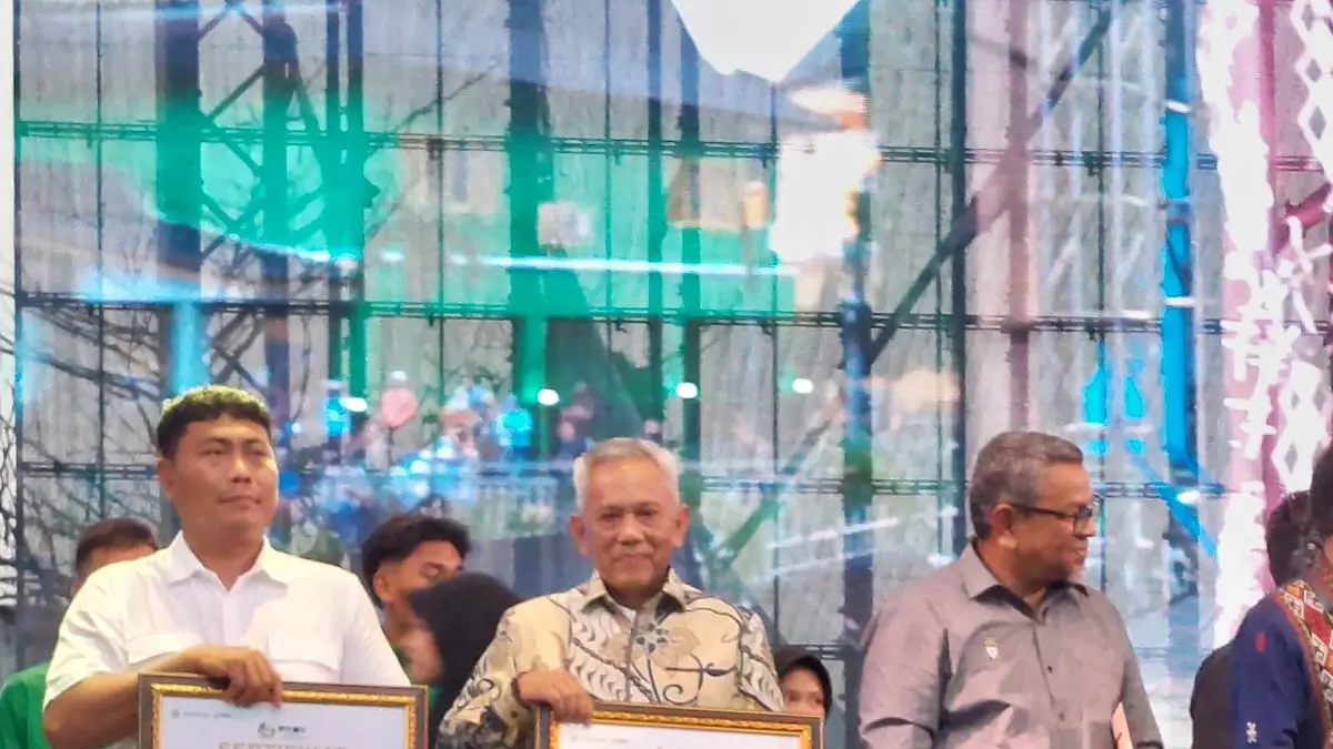Wakil Gubernur Sumatera Utara Surya, BSc serahkan  kepada Penjabat (Pj.) Sekretaris Daerah Kabupaten Batu Bara Rusian Heri, S.Sos., M.AP., yang hadir mewakili Bupati Batu Bara, Dr. H. Baharuddin Siagian, S.H., M.Si., C.L.A raih juara II prestasi pada ajang Pekan Raya Sumatera Utara (PRSU) ke - 50., Minggu (2/8/2026). (Komimfo Batubara)