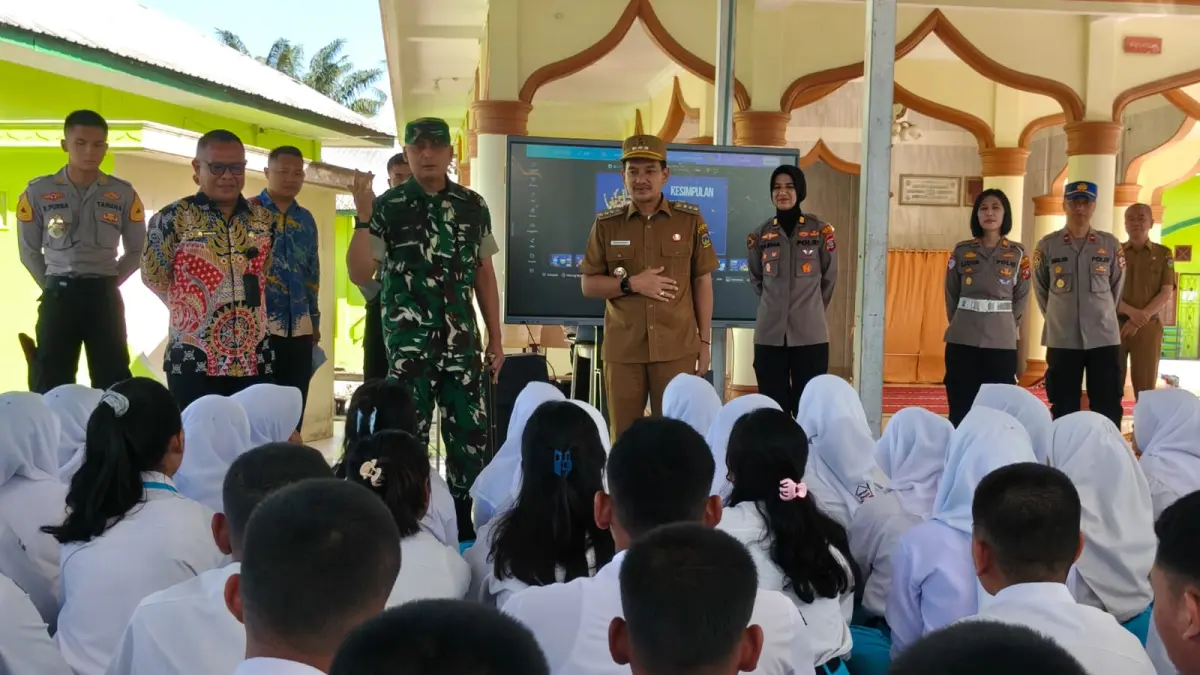 Dandim 0204/DS Letkol Arh Agung Pujiantoro didampingi Wali Kota Tebing tinggi Iman Irdian Saragih  memberikan arahan dan motivasi kepada para siswa Sekolah Rakyat saat kunjungan di Sekolah Rakyat, Jalan Gunung Leuser, Kelurahan Tanjung Marulak, Kecamatan Rambutan, (4/8/2026) (Azan Purba / Sumut Pos.)