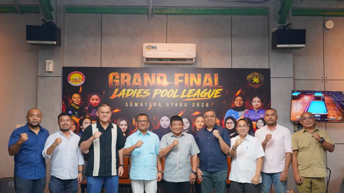 BERSAMA: Ketua Umum KONI Sumut Hatunggal Siregar bersama Ketua POBSI Sumut Hidayat Batubara dan pengurus pada pembukaan Grand Final Ladies Pool Legue Sumut, Senin (3/8/2026). (Dok Panitia)