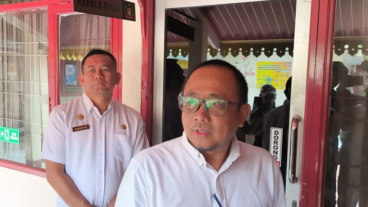 
Kadisdik Langkat, Ilhamsyah Bangun (pakai kacamata) diduga dipaksa mundur dari jabatannya. (Teddy Akbari/Sumut Pos)