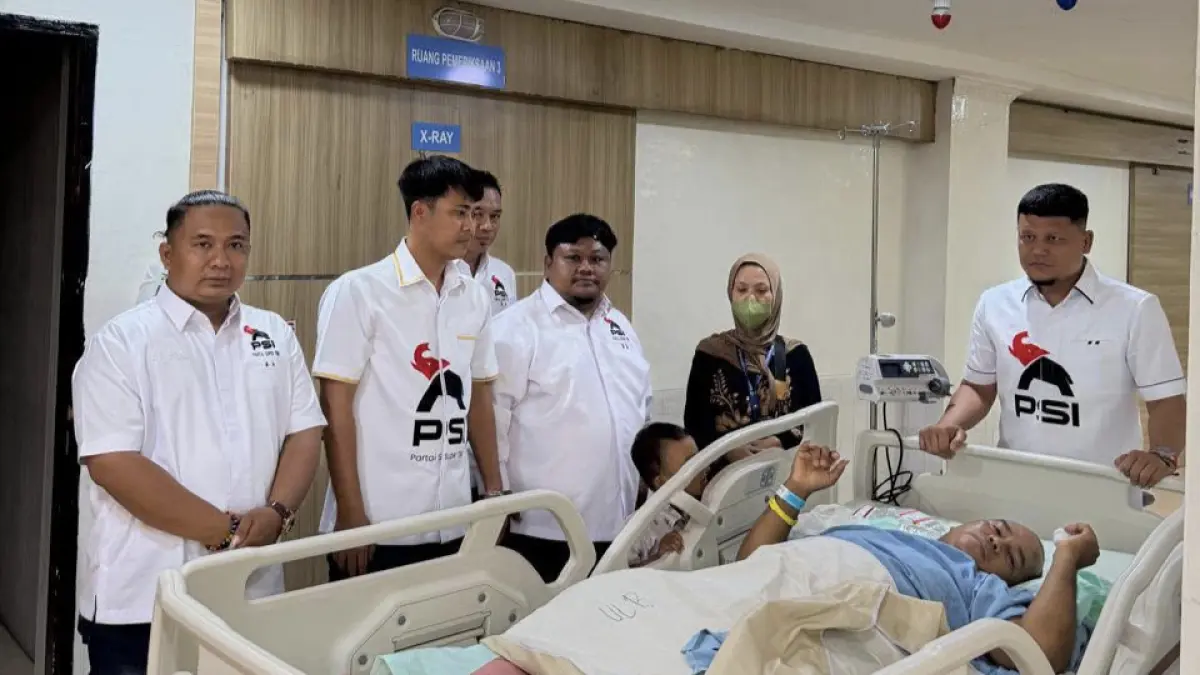 
Ketua DPC PSI Binjai Selatan, Dilly Suganta Sembiring (dua dari kiri) saat menjenguk korban pohon tumbang di RSUP Haji Adam Malik, Medan. (Foto dari PSI Binjai/Sumut Pos)