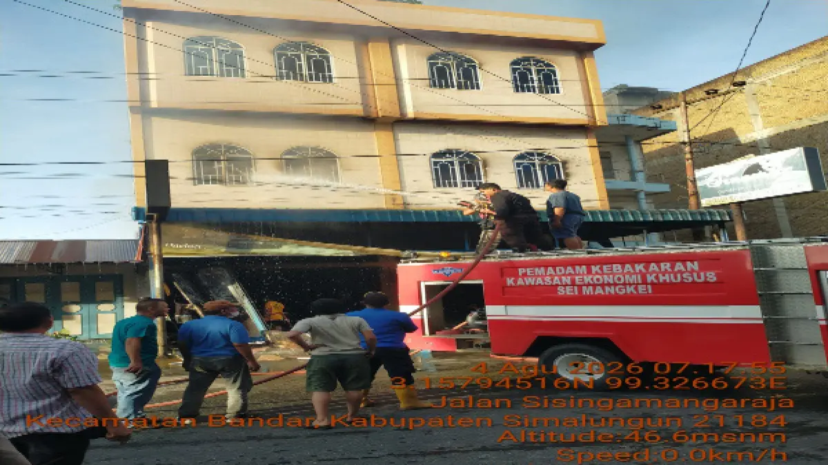 Petugas Damkar memadamkan api daru dua unit ruko yang terbakar. (Pra Evasi/Sumut Pos)