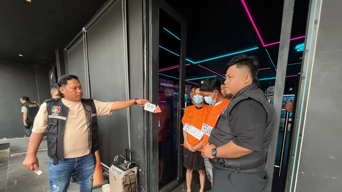 REKONSTRUKSI: Polisi melakukan rekonstruksi penangkapan peredaran vape narkoba di Helen