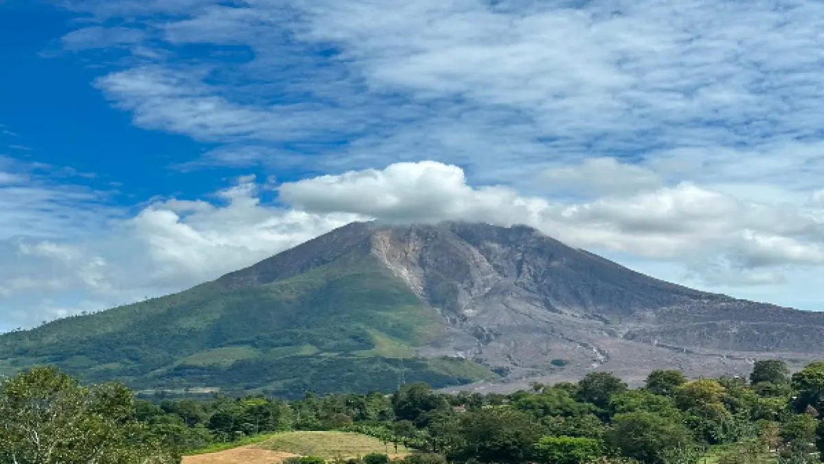 SINABUNG: Kondisi Gunung Sinabung sekarang. (Solideo/Sumut Pos)