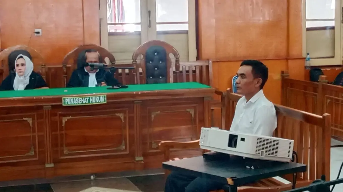 TUNTUTAN: Mantan Kabag Tapem Madina, Hendra Parwana Batubara menjalani sidang tuntutan di Pengadilan Tipikor Medan, Selasa (4/8/2026). (Dok: Gusman/Sumut Pos)
