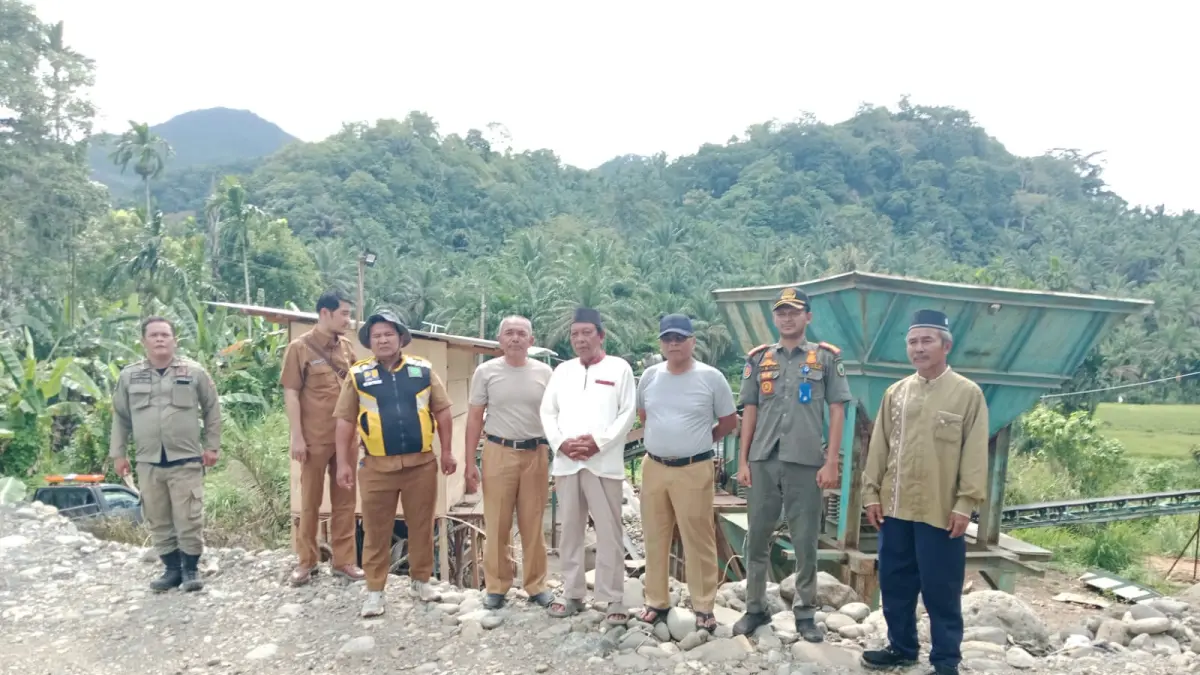 PANTAU: Dinas Perindustrian, Perdagangan, Energi dan Sumber Daya Mineral (Perindag ESDM) kembali melakukan pemantauan terhadap dugaan aktivitas pertambangan tanpa izin di Desa Sipiongot, Kecamatan Dolok, Kabupaten Padang Lawas Utara (Paluta).(Dok : Disperindag dan ESDM Sumut)
