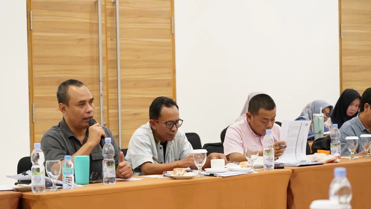 Wakil Ketua DPRD Deliserdang sekaligus Koordinator Banggar H. Hamdani Syahputra dan Anggota Banggar lainnya saat rapat bersama di Hotel Wings. (Batara/Sumut Pos)