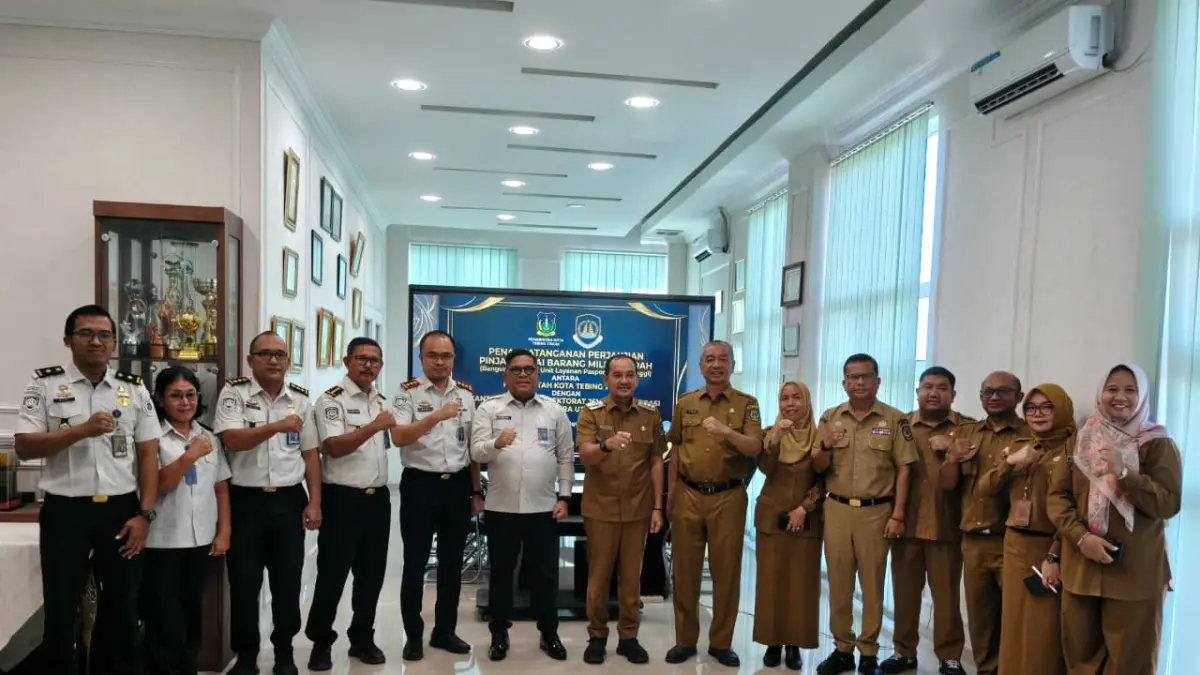 Wali Kota Tebingtinggi Iman Irdian Saragih, Sekdako Erwin Suheri Damanik, Kepala Kantor Wilayah Ditjen Imigrasi Sumatera Utara Parlindungan, beserta jajaran Pemko Tebingtinggi dan Kanwil Ditjen Imigrasi Sumut berfoto bersama usai penandatanganan Perjanjian Pinjam Pakai gedung untuk Unit Layanan Paspor Tebingtinggi, di Balai Kota Tebingtinggi, (4/8/2026). (Azan Purba/Sumut Pos)