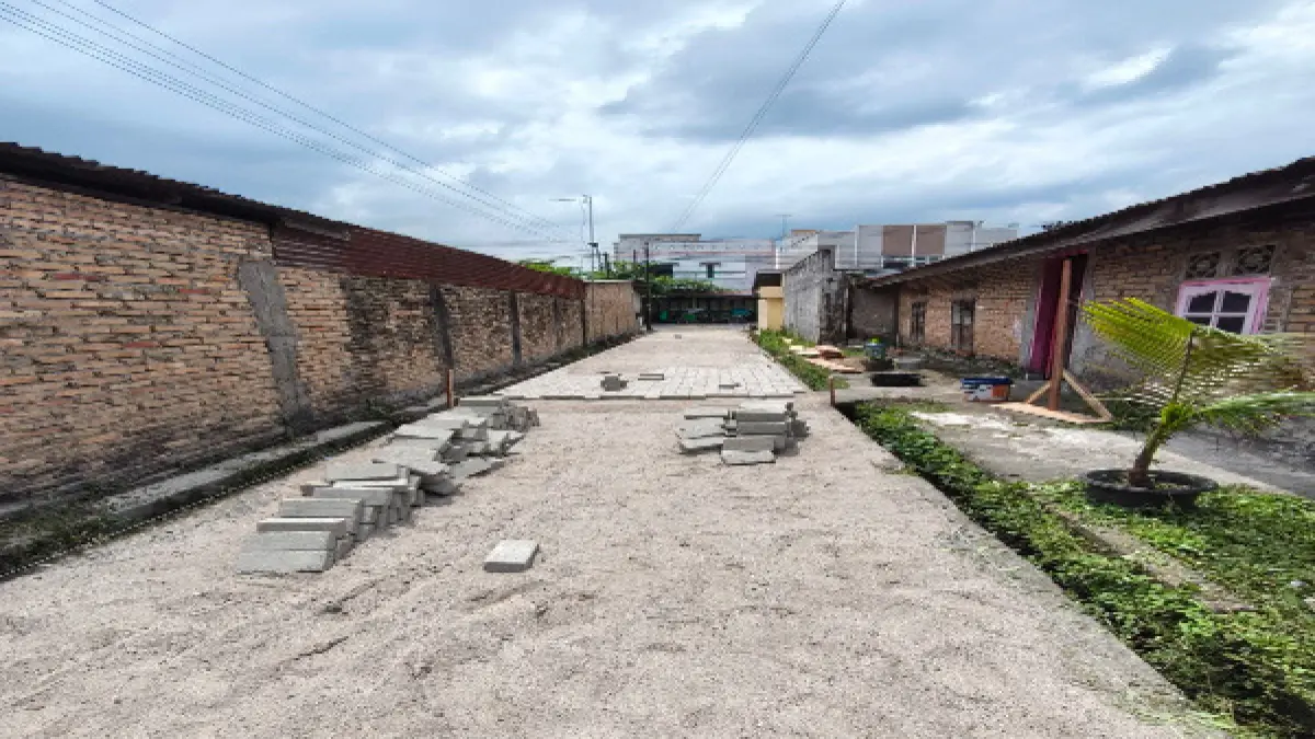 Pekerjaan pembangunan jalan melalui Program Dana Kelurahan (Dangkel) di Lingkungan III, Kelurahan Bandar Sono, Kota Tebingtinggi, tampak masih berlangsung tanpa dilengkapi papan informasi proyek hingga hari kedua pelaksanaan,(5/8/2026). (Azan Purba/Sumut Pos)