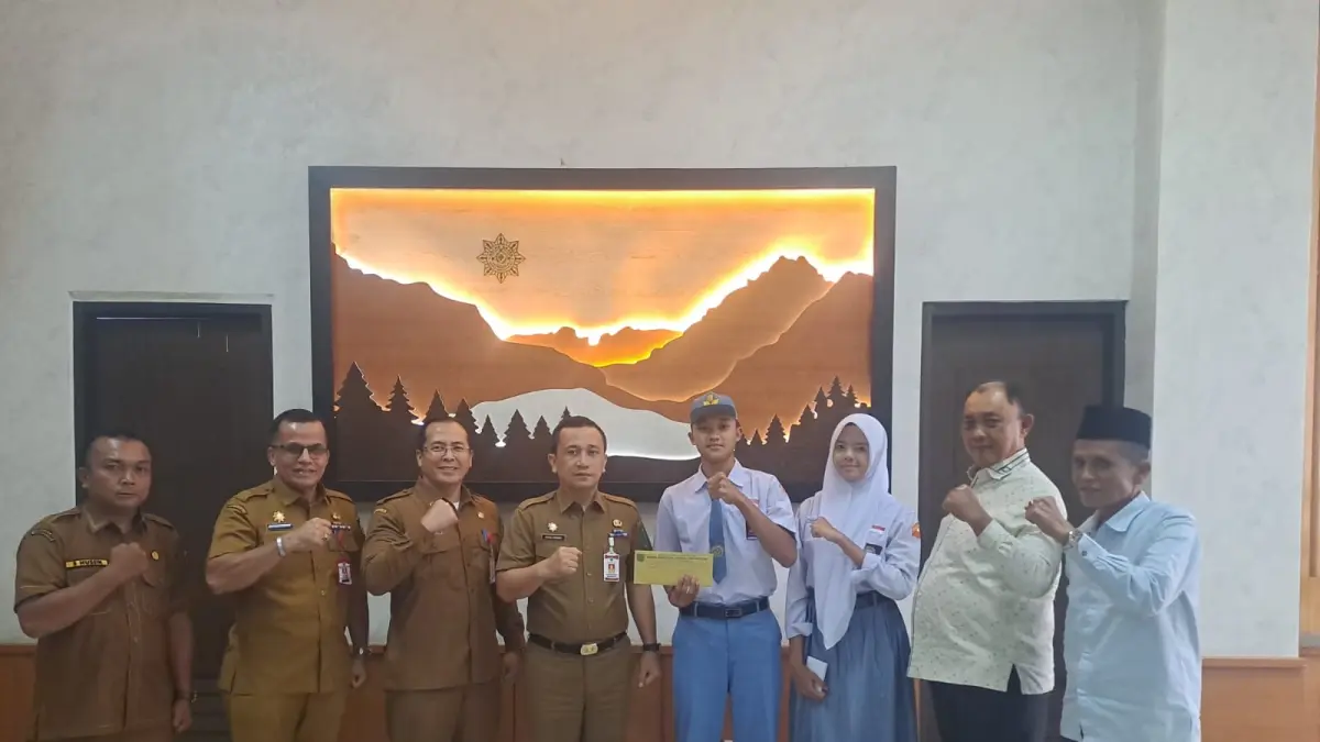 Dua Utusan Terbaik Paluta resmi dilepas ikut Diklat Paskbrika Sumatera Utara 2026. (Mitra Harahap/Sumut Pos)