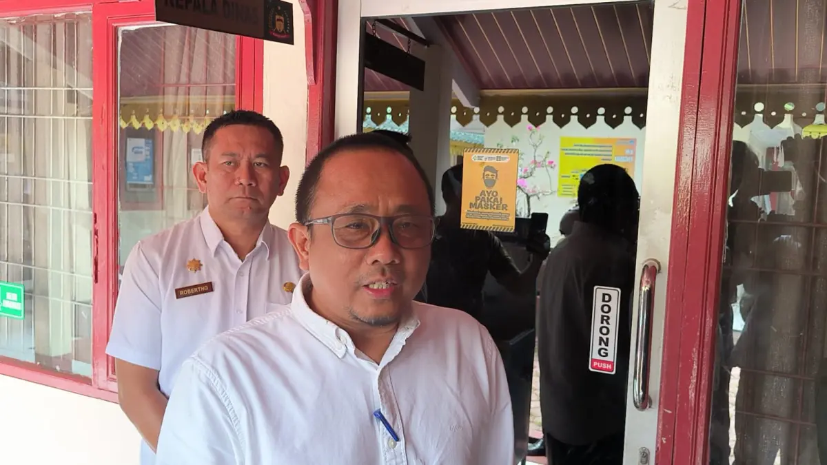 
Ilhamsyah Bangun (pakai kacamata) saat menjabat Kadisdik Langkat ketika diwawancarai usai penggeledahan KPK. (Teddy Akbari/Sumut Pos)