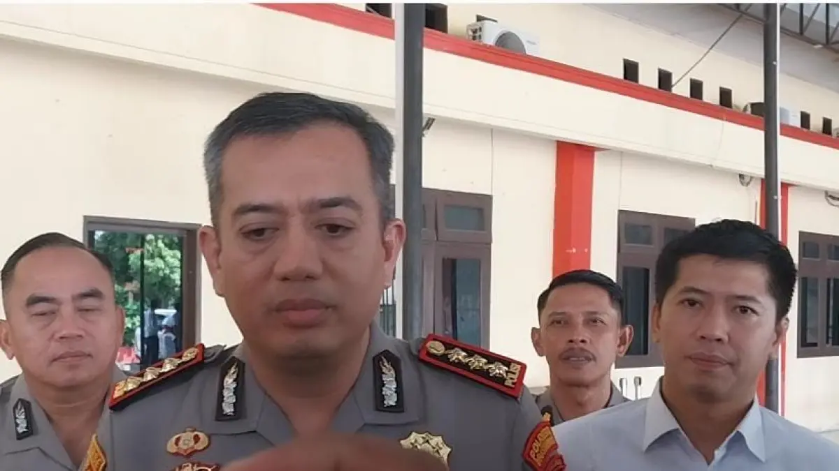 Kapolresta Deliserdang Kombes Pol. Hendria Lesmana saat diwawancarai wartawan. (Batara/Sumut Pos)