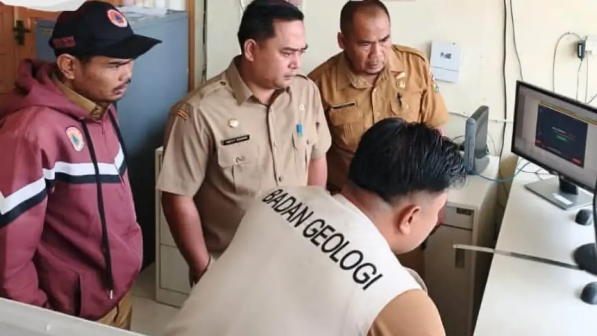 PANTAU: Petugas BPBD Karo dan Armen Putra penanggung jawab Pos Pemantauan mengecek kegempaan Sinabung. (Solideo/Sumut Pos)