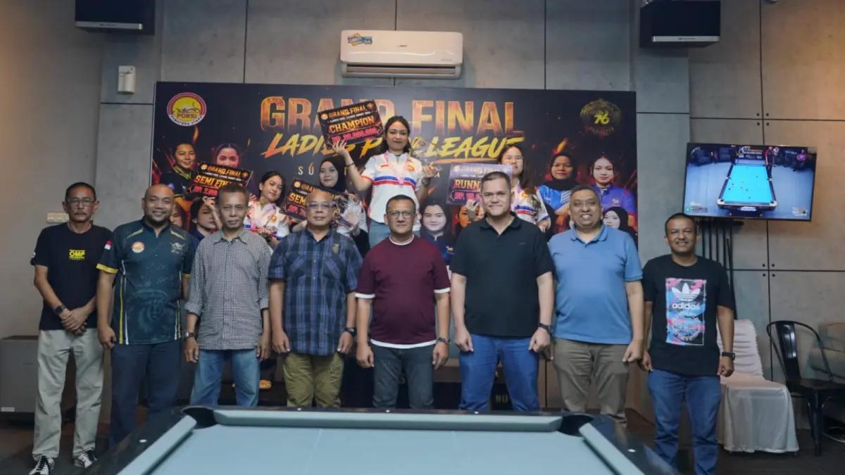 PEMENANG: Ketua Pengprov POBSI Sumut M Hidayat Batubara didampingi pengurus bersama pemenang Grand Final Ladies Pool Legue Sumut 2026. (Dok POBSI Sumut)