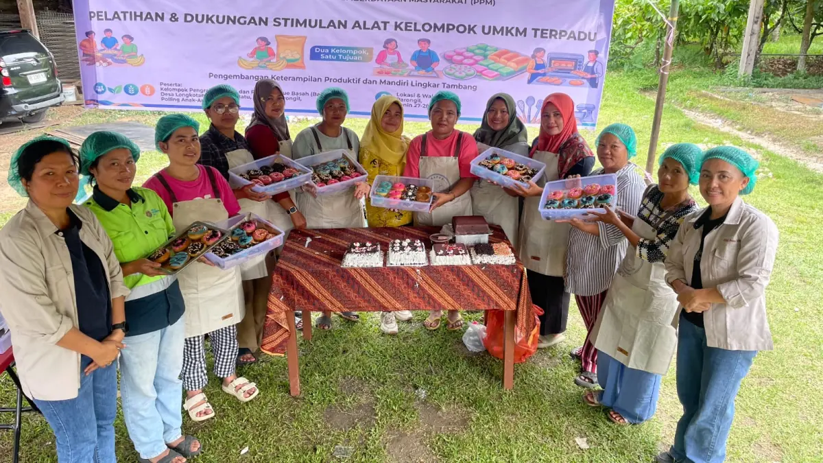 Perempuan lingkar tambang PT Dairi Prima Mineral dilatih membuat kue tart untuk kemandirian ekonomi keluarga. (RUDY SITANGGANG/SUMUT POS)