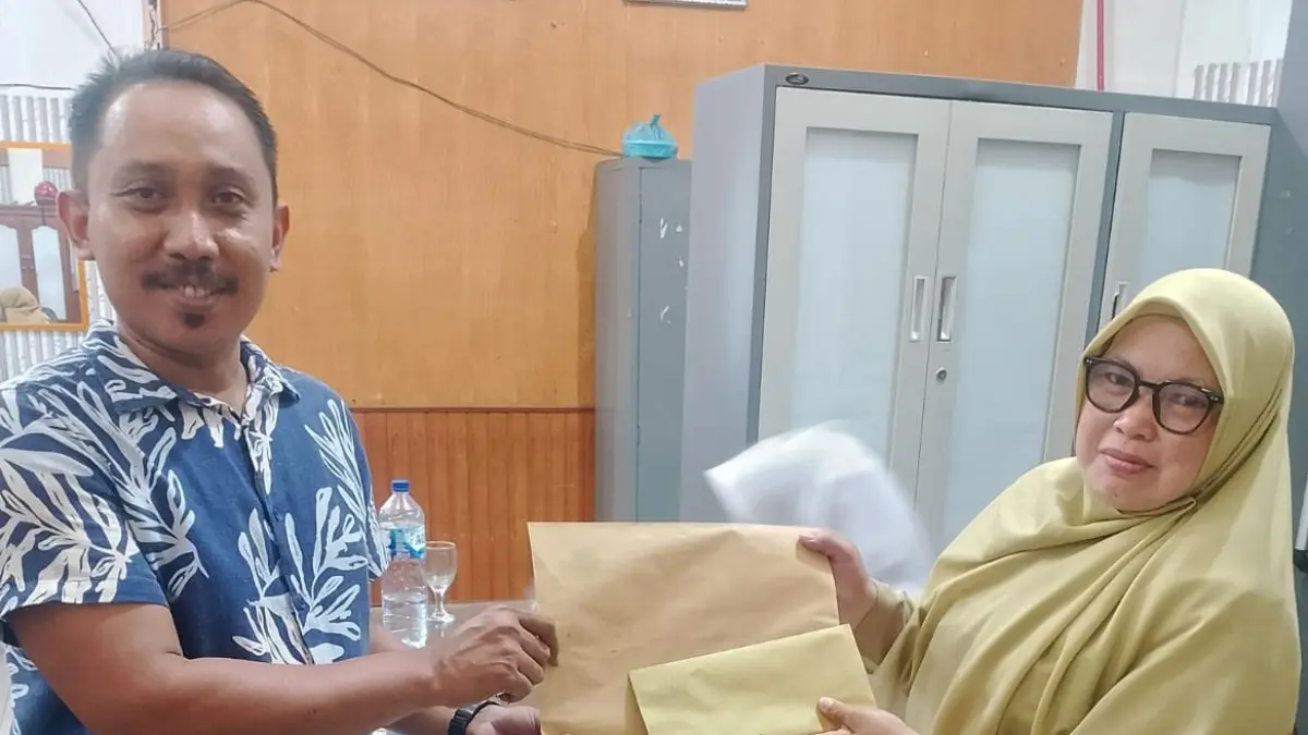 Sekjen PD IWO Subari saat serahkan kepada Sekretariat DPRD  dugaan penyimpangan penetapan petani yang menerima program Calon Petani Calon Lahan (CPCL), Senin(3/8/2026). (Liberti H Haloho/Sumut Pos)