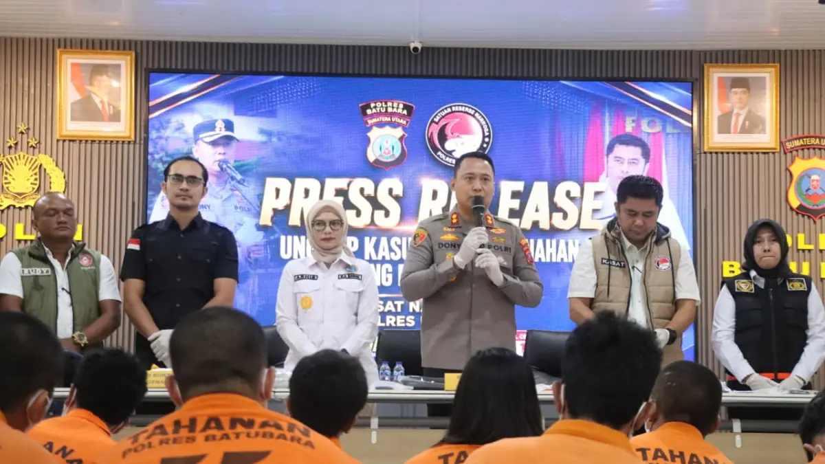 Kapolres Batu Bara AKBP Dony Satria Wicaksono, S.I.K., M.H., CPHR., CBA., didampingi Kasatresnarkoba AKP Arifin Purba dan KA. BNNK Batubara AKBP Arnis Syafni Yanti, S.E., M.M saat press rilies Pemusnahan Barang Bukti Narkotika, Rabu (5/8/2026) . (Liberti H Haloho/Sumut Pos)