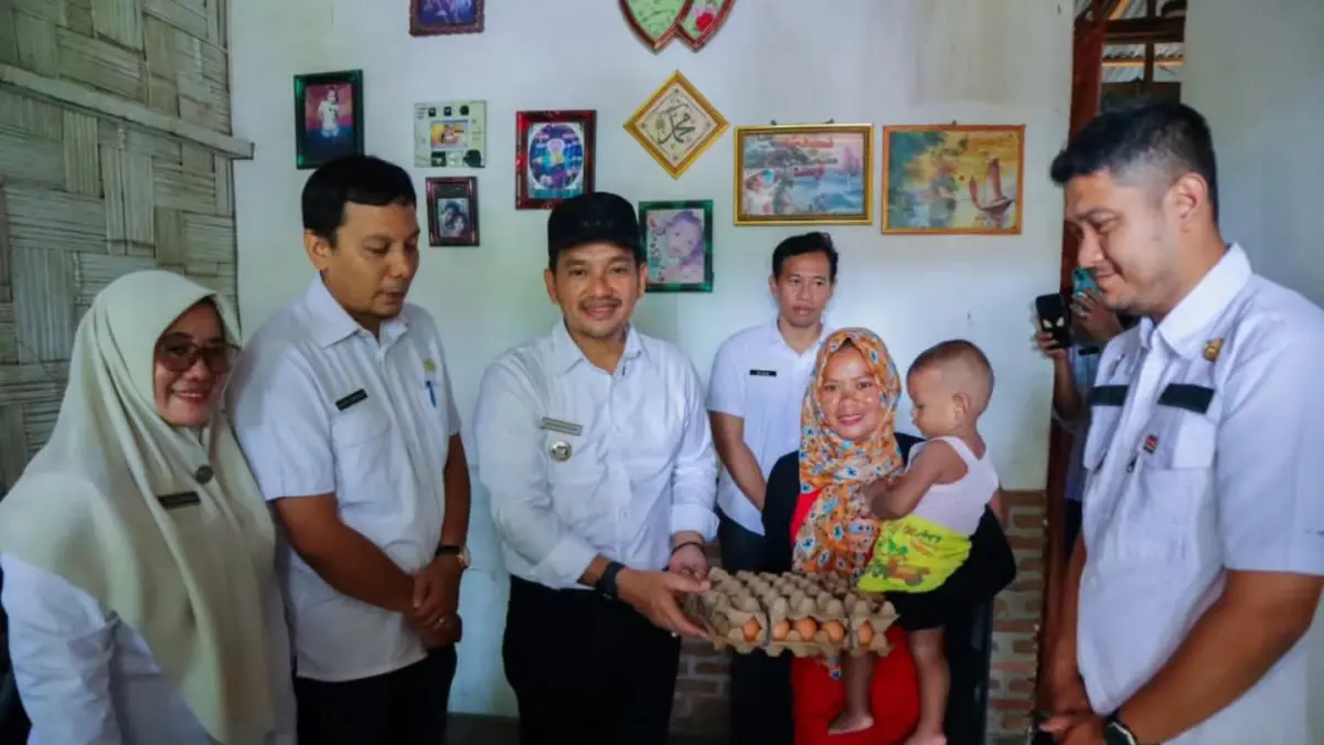 Wali Kota Tebingtinggi, H.Iman Irdian Saragih, menyerahkan bantuan secara simbolis kepada salah satu warga saat meninjau Rumah Tidak Layak Huni (RTLH) di Kelurahan Pinang Mancung, Kecamatan Bajenis, Rabu (5/8/2026). (Azan Purba/Sumut Pos)