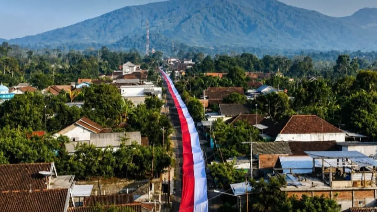 Warga Dusun Krajan Tengah, Desa Wonorejo, Kecamatan Lawang, membentangkan bendera Merah Putih sepanjang 600 meter menjelang peringatan Hari Ulang Tahun (HUT) ke-81 Kemerdekaan Republik Indonesia.(Instagram @cretivox)